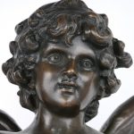 “Cupido”. Een bronzen beeld op arduinen sokkel naar een werk van Auguste Moreau.
