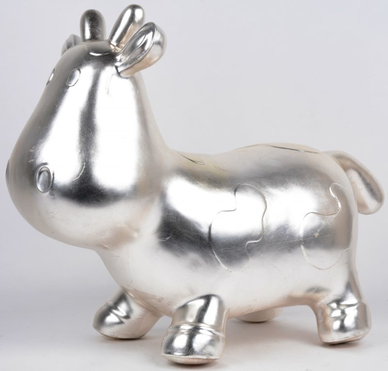 Een gestileerde koe van zilvergepatineerd brons.