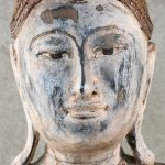 Een Thaise Boeddha van gepolychromeerd hout