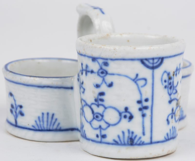 Een olie- en azijnstelletje met mosterdpot van blauw en wit aardewerk met een immortelle de Saxe-decor.
