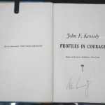 “ Profiles in Courage”: Kennedy, John F. , Harper and Brothers NY, 1961. Gesigneerde Inaugural Edition in een afgesloten display .