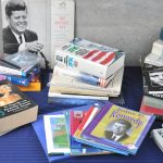 Lot boeken rondom de Kennedyfamilie. Bevattende biografieën, belleletterie, fotoboeken dvd’s etc...