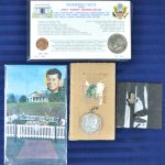 The John F. Kennedy commorative, The Lincoln mint.36 munten van 1 troy ounce in ,925 zilver voor een totaal van1,1 kg.We voegen er een pin van JFK en Jaqueline Kennedy , een factkaart over lincoln en Kennedy met 2 munten en  een medaillon van Kennedey  aan toe