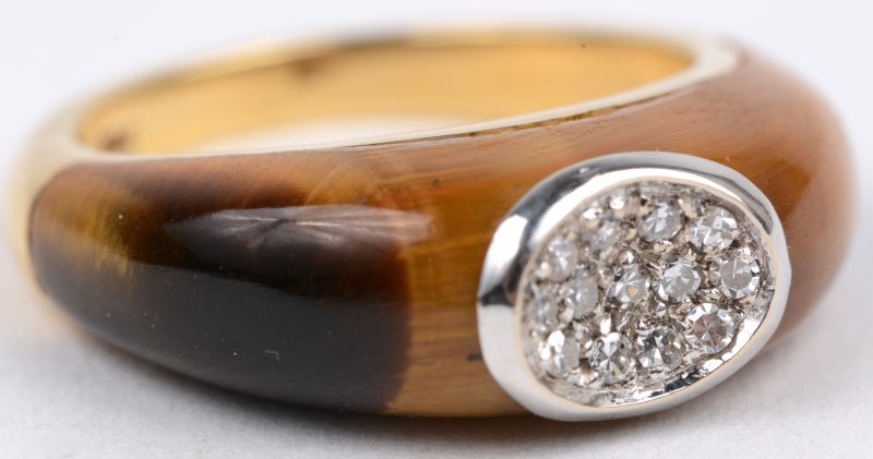 Een 18 karaats geel gouden ring bezet met tijgeroog en diamanten met een gezamenlijk gewicht van ± 0,40 ct.