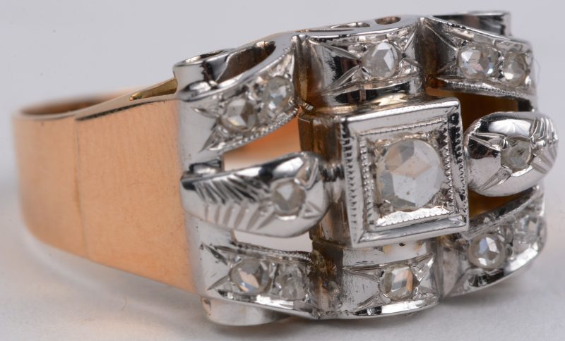 Een 18 karaats wit en geel gouden art deco ring bezet diamanten oude slijp met een gezamenlijk gewicht van ± 0,40 ct.