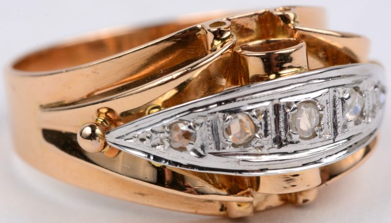Een 18 karaats wit en geel gouden art deco ring bezet diamanten met een gezamenlijk gewicht van ± 0,20 ct.