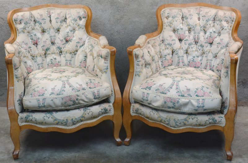 Een paar fauteuils met gcapitonneerde bekleding. Lodewijk XV-stijl.
