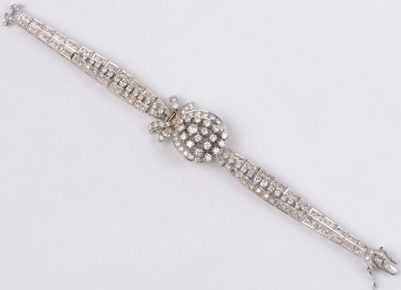 Een 18 karaats wit gouden armband bezet met briljanten met een gezamenlijk gewicht van ± 4,50 ct.