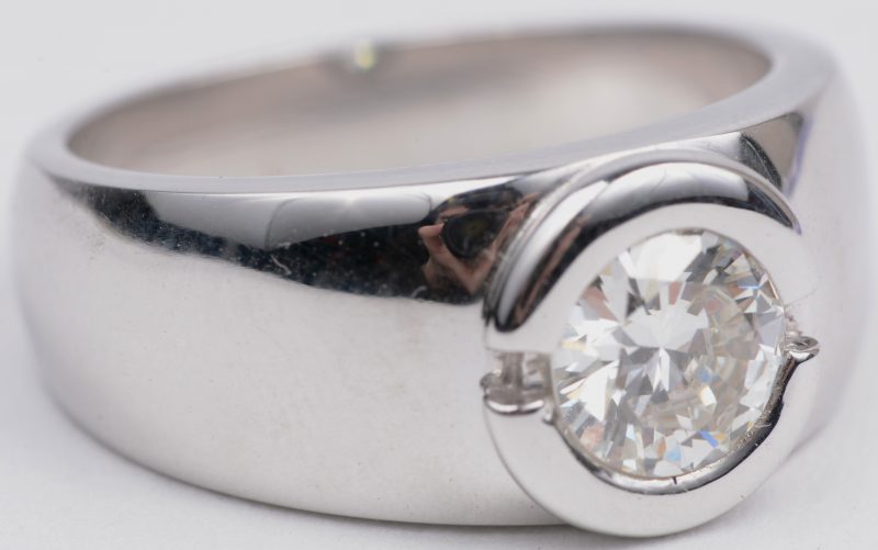 Een 18 karaats wit gouden ring bezet met een solitair van 1,23 ct. VVS 1. H.R.D. certificaat.