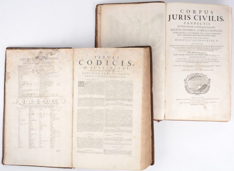 D. GOTHOFREDI, Corpus juris civilis, Amstelodami, 1663, 2 delen. In-folio, bruine lederen band.