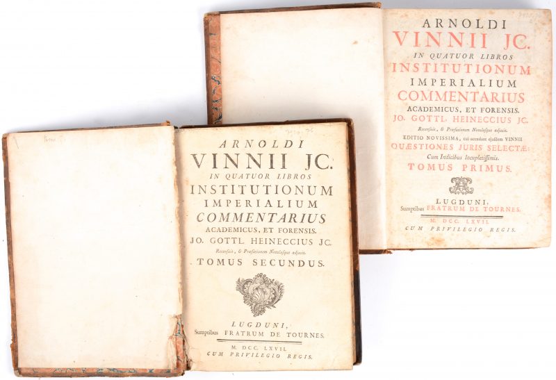 Arnolidi VINNI JC, Institutionum imperialium commentarius, Lugduni, 1767, 2 delen. In-quarto, bruine lederen banden.