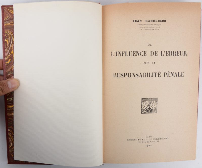 J. RADULESCO, De l’influence de l’erreur sur la responsabilité pénale, Paris, 1923. In-octavo, rood linnen band.