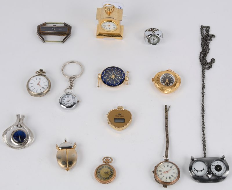 Drie verschillende kleine zakhorloges waaronder één van zilver. We voegen er negen horloges als hanger of sleutelhanger en één staand klokje aan toe.