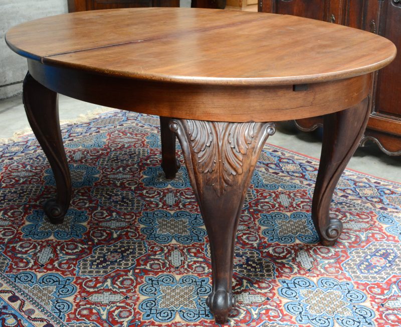 Een verlengbare ovale tafel. De poten versierd met acanthusmotieven.