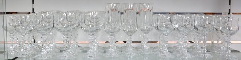 Een glazenservies van kleurloos kristal, bestaande uit elf waterglazen, twaalf rodewijnglazen, elf wittewijnglazen en elf champagnefluiten.