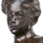Een bronzen beeld van een jonge fluitspeler naar en met  handtekening Auguste Moreau.