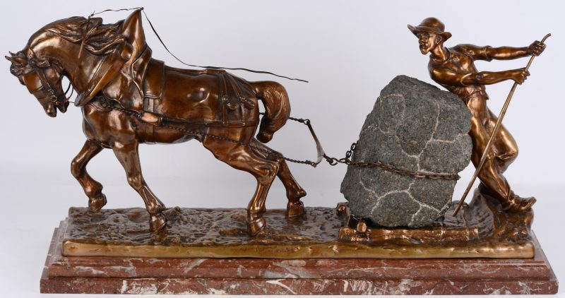 “Paard van de steengroeve.” Bronzen beeld met steen op marmeren voet.