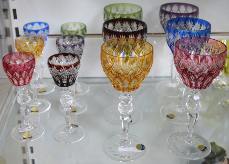 Een lot van 12 Duitse gekleurde kristallen glazen. 6 grote en 6 kleine.