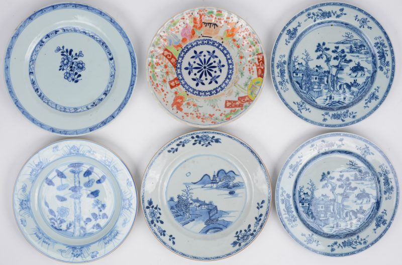 Zes borden van Chinees en Japans porselein, waarvan vijf met blauw en witte decors en één met gedeeltelijk gedrukt decor omgeven door handgeschilderde personages op de vleugel (Ø 21 cm).