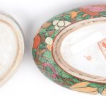 Twee verschillende dekseldoosjes van meerkleurig Chinees porselein. Onderaan gemerkt.