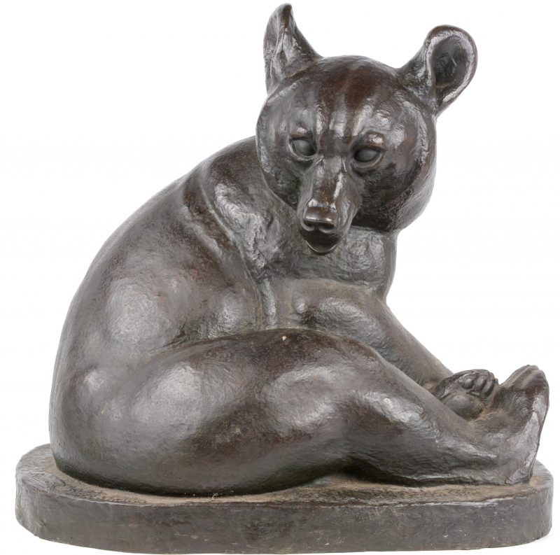 “Zittende beer”. Een bronzen beeld naar een werk van Irénée Rochard.