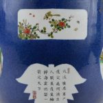 Een cachepot van Chinees porselein met een meerkleurig decor van personages in cartouches op een fond van powder blue.