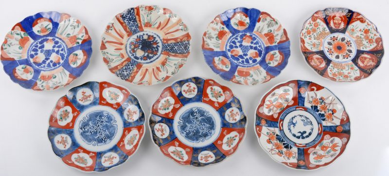 Zeven borden van Imari porselein met diverse decors. Japan, XIXde eeuw.