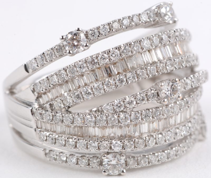 Een 18 karaats wit gouden ring bezet met diamanten en diamant baguetten  met een gezamenlijk gewicht van ± 3 ct.