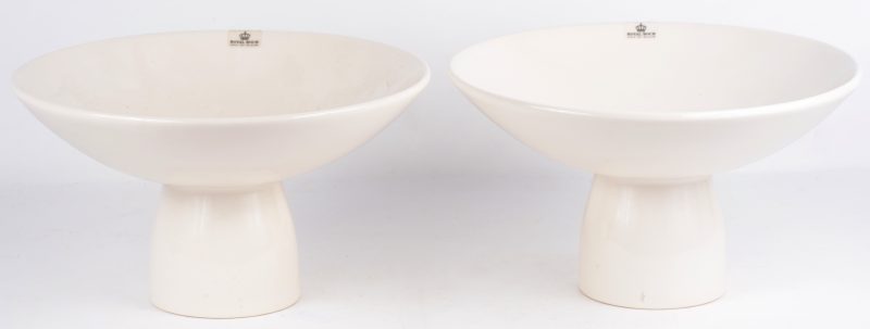 Een paar coupes op voet van monochroom wit porselein naar een ontwerp van Ernest D’Hossche.