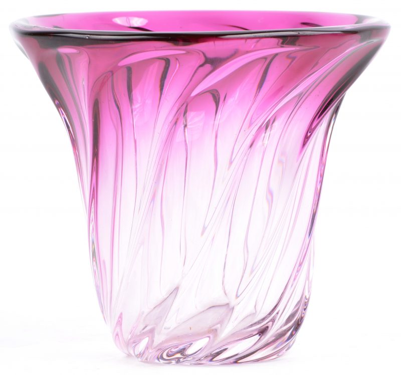 Een roze kristallen vaas. Onderaan gemerkt.