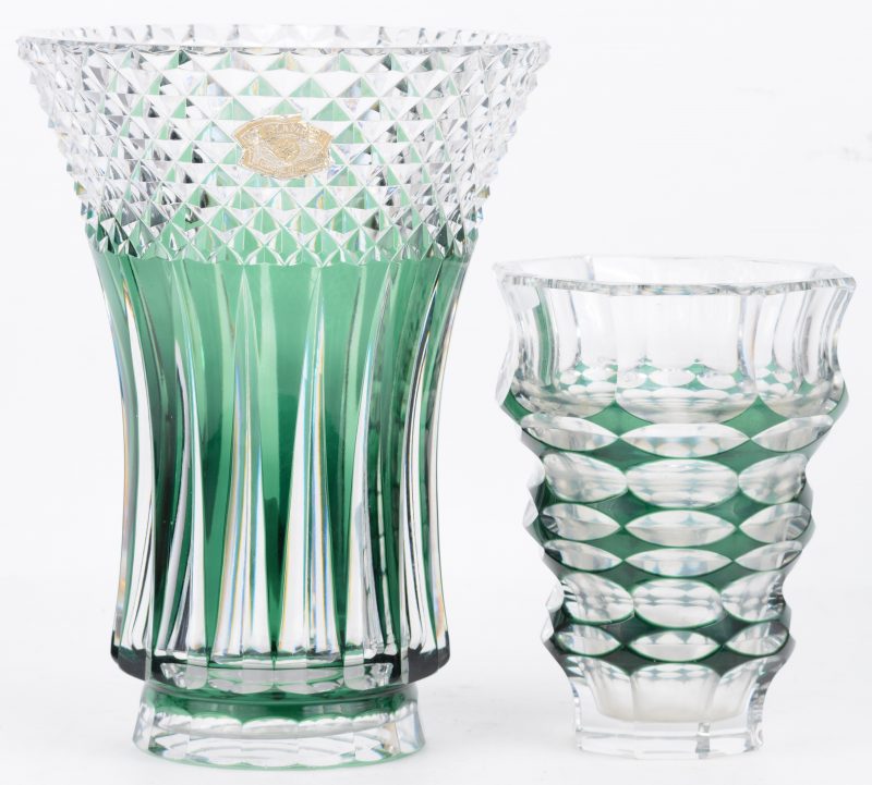 Tweer verschillende vazen van geslepen groen en kleurloos kristal.