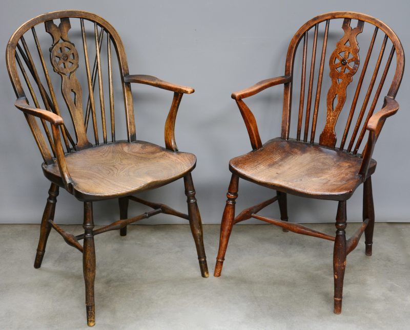 Een paar XIXe eeuwse wheelback chairs. Licht afwijkende modellen.