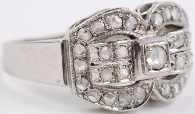 Een 18 karaats wit gouden art deco ring bezet met diamanten oude slijp met een gezamenlijk gewicht van ± 1ct.