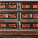 Een klein kabinet van palisander- en ebbenhout met diverse laden, gefineerd met rood schildpad. XVIIe eeuw. Op bijpassende XIXe eeuwse consoletafel. Kleine letstels.