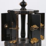 Een Napoleon III sigarenhouder van zwartgelakt hout met zes openzwaaiende deurtjes.