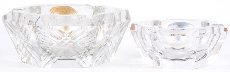Twee verschillende zeshoekige asbakken van kleurloos kristal. Beide gemerkt.