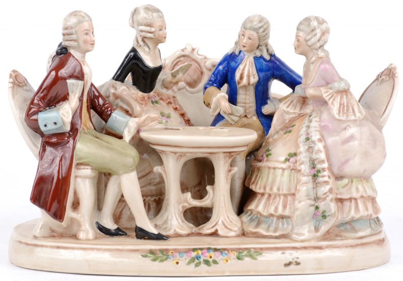 Een groep van meerkleurig Saksich porselein in de vorm van vier kaartspelers. Onderaan gemerkt.