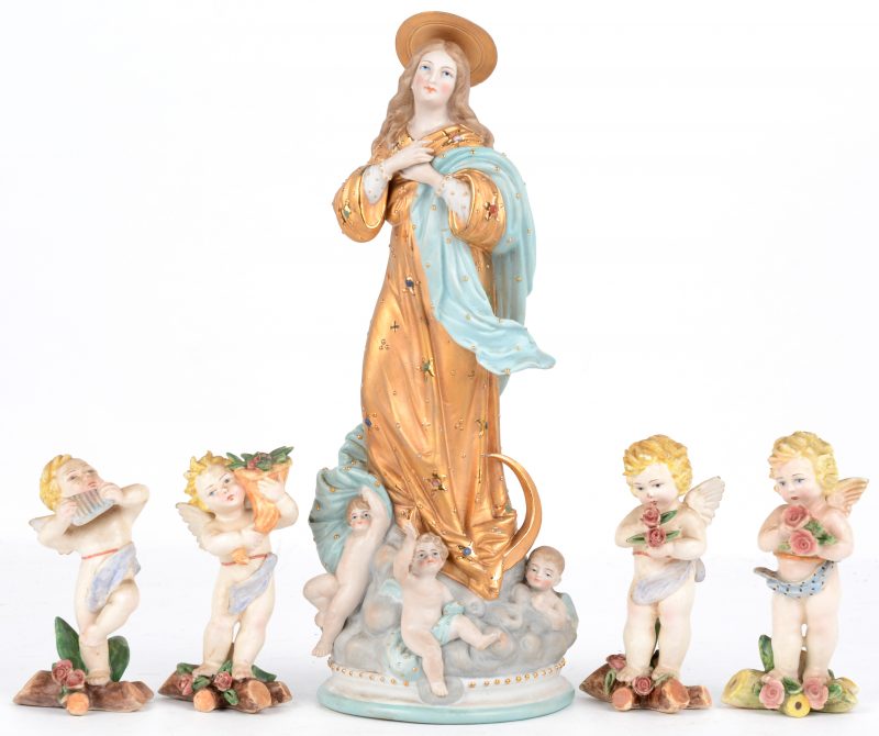 Een lot meerkleurig biscuit, bestaande uit een Mariabeeld en vier kleine engeltjes.