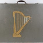 Een citer in kist, gedecoreerd met een harp.