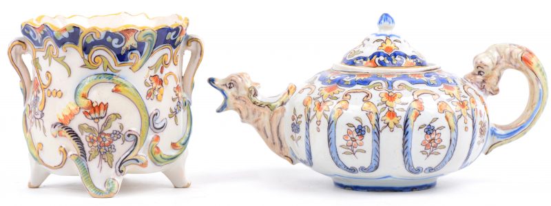 Een theepotje en een vaasje op voetjes van meerkleurig aardewerk. Het eerste onderaan gemerkt. Rouen, XIXe eeuw.