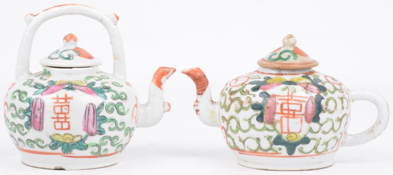 Twee theepotjes van Chinees porselein met een famille-vertedecor. Eind XIXe eeuw. Eén dekseltje niet origineel.