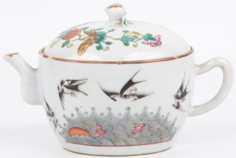 Een theepotje van Chinees porselein met een meerkleurig decor van vlinders en zwaluwen. Omstreeks 1900. Onderaan gemerkt.
