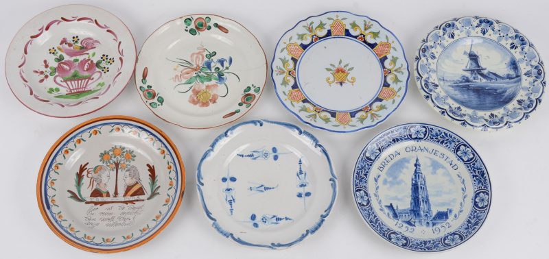 Een lot van zeven borden van blauw-wit en meerkleurig aardewerk, waaronder Delft, Strasbourg en Rouen. XIXe en XXe eeuw.