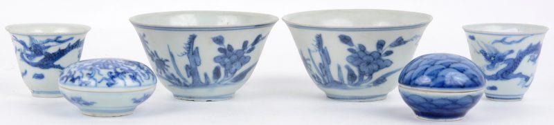 Een lot blauw en wit Chinees porselein, bestaande uit twee paar theekopjes, grote (Ø 9 cm) en kleine, onderaan gemerkt. Evenals twee verschillende ronde zalfdoosjes., onderaan gemerkt Tijdperk Kangxi en afkomstig van de Hatcher Collection (Christie’s 1984).