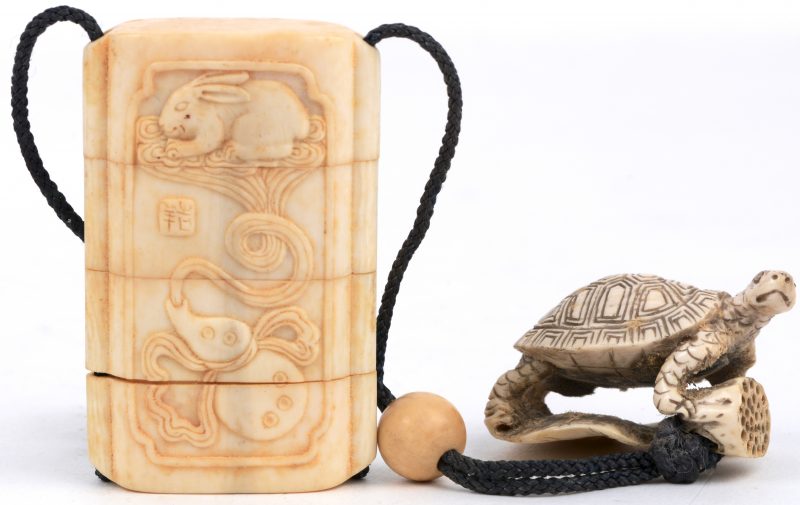 Een netsuké van gebeeldhouwd ivoor met voorstelling van een schildpad op een waterlelieblad. Met een inro, versierd met dieren in reliëf, met vier compartimenten en ojime. Japans werk, begin XXste eeuw.