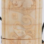 Een netsuké van gebeeldhouwd ivoor met voorstelling van een schildpad op een waterlelieblad. Met een inro, versierd met dieren in reliëf, met vier compartimenten en ojime. Japans werk, begin XXste eeuw.
