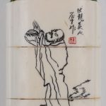 Een netsuké van gebeeldhouwd ivoor met voorstelling van een zittende man en vergezeld van een kleine inro met ojime, met een gegraveerd decor. Japans werk, begin XXste eeuw. Onderaan gemerkt.