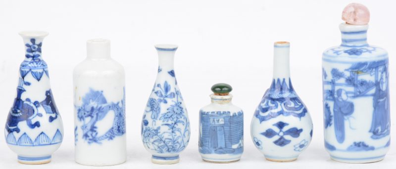 Een collectie van zes miniatuurvaasjes en -flesjes van blauw en wit Chinees porselein. Eén met een Yongzhen-merk in blauw onder glazuur. De overige Kangxi en andere.