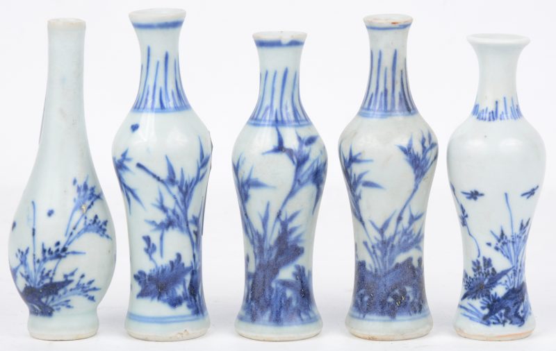 Een collectie van 5 miniatuur vaasjes e.d. van blauw en wit porselein. Chinees werk, tijdperk Kangxi. Van de Hatcher Cargo, Christie’s 1984. 1 schilfer aan een bovenrand.