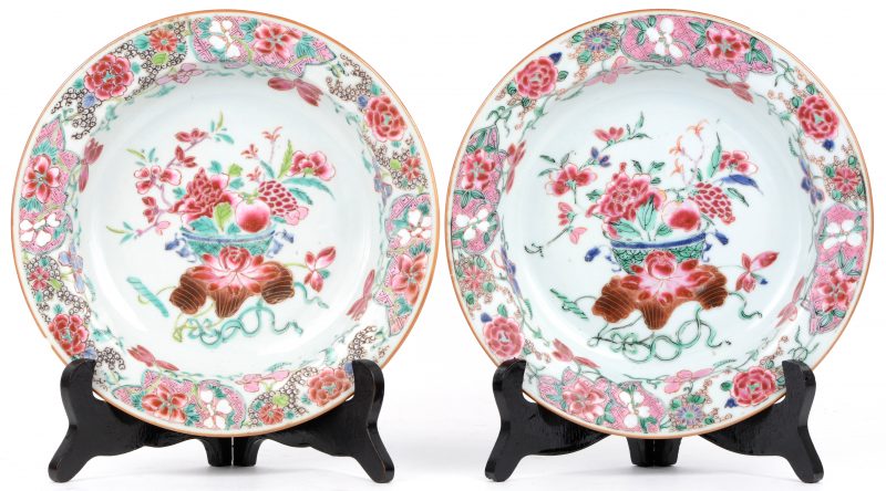 Twee diepe borden van Chinees porselein met famille rose decor van bloeiende theerozen in een vaas. Zeer verticale marli. Op de vleugel vier gewafelde uitsparingen en bloemen. Achteraan de vleugel vier gestyleerde ranken in grisaille. Tijdperk Qianlong.